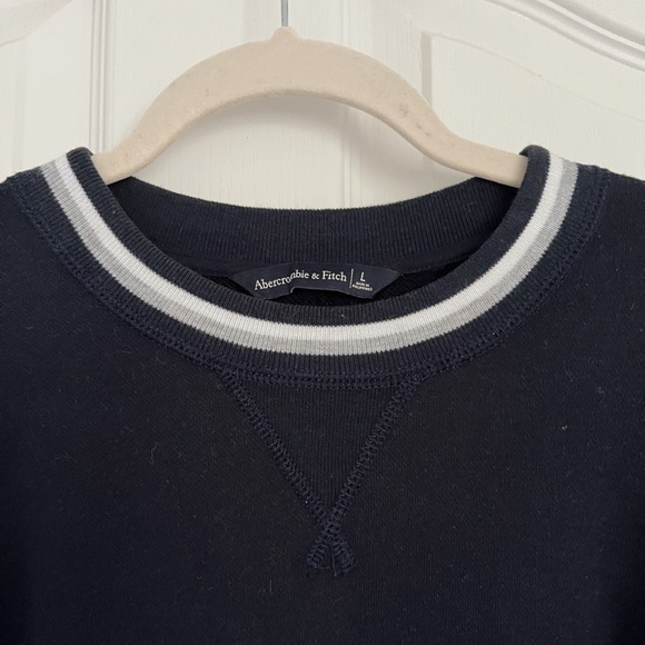 L Navy Ambercrombie & Fitch Sweater - Picture 3 of 4